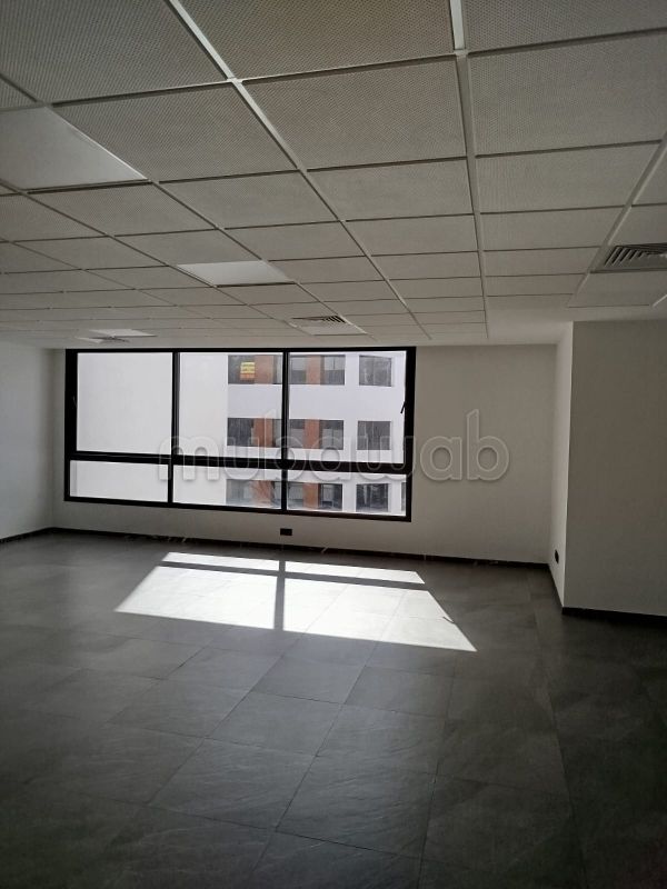 Ufficio disponibile in affitto a Sidi Maarouf. Superficie di 76 m². Garage e ascensore