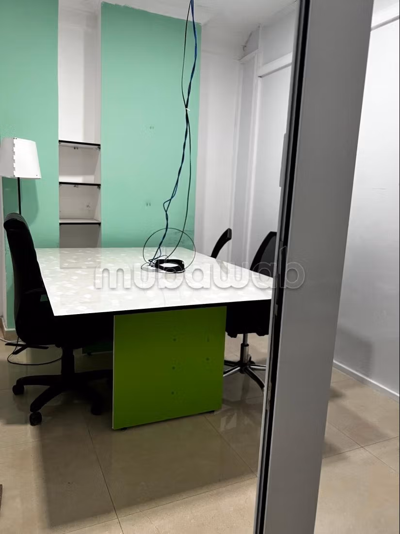Location de bureaux à Mozart. 
Superficie 8 m². 
Concierge