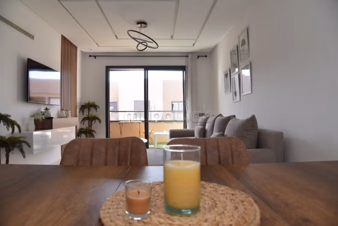 Superbe appartement à louer à Guéliz. 
4 grandes pièces. 
Meublé