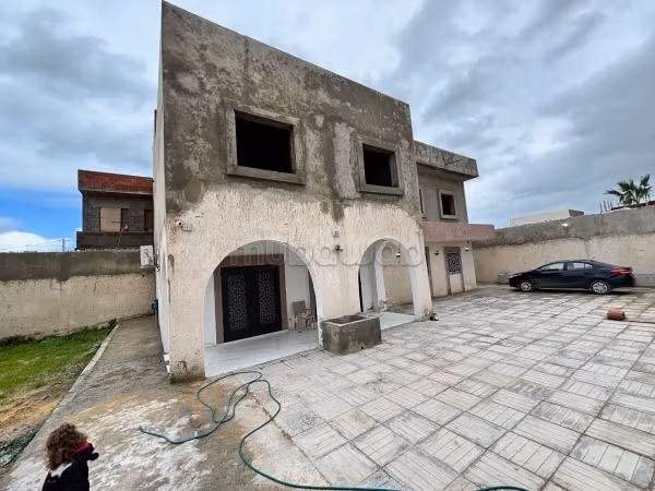 Casa in vendita a Raoued. 5 stanze confortevoli. Terrazza e giardino