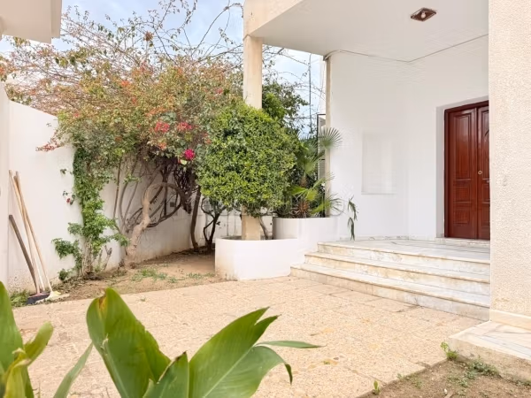 Rez de chaussée de villa avec jardin