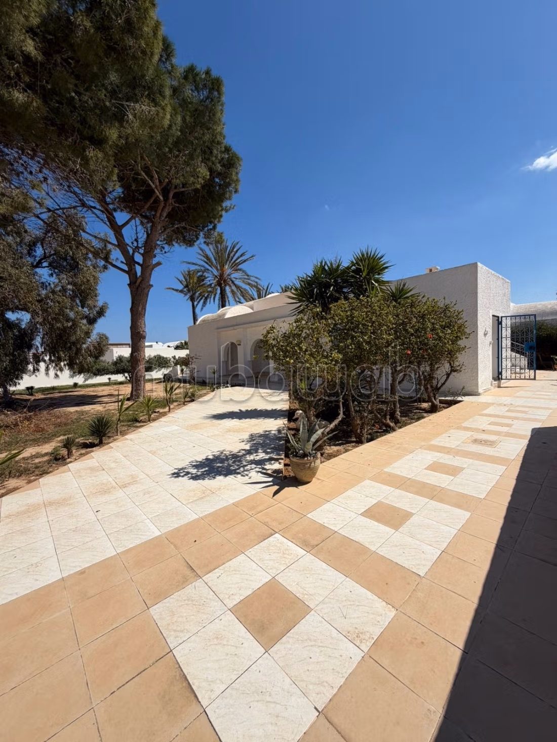 Villa de style djerbienne pieds dans l'eau à sousse