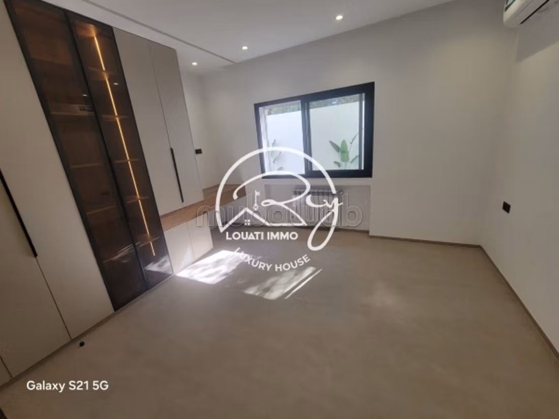 A vendre un Appartement s3 Avec Jardin à La Chotrana 1