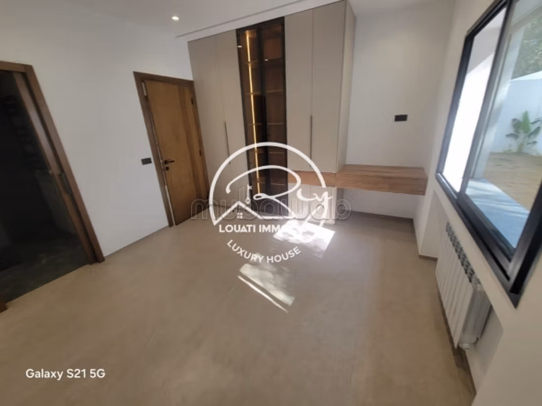 A vendre un Appartement s3 Avec Jardin à La Chotrana 1