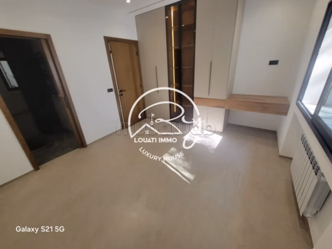 A vendre un Appartement s3 Avec Jardin à La Chotrana 1