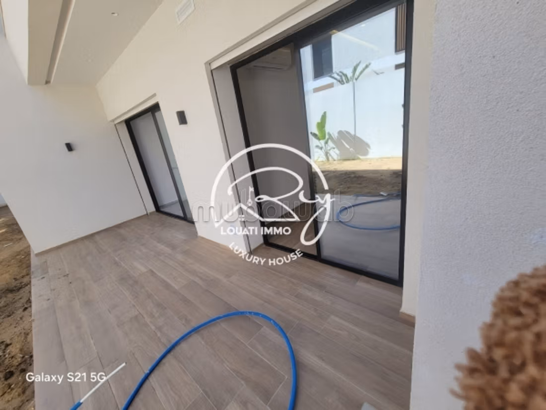 A vendre un Appartement s3 Avec Jardin à La Chotrana 1