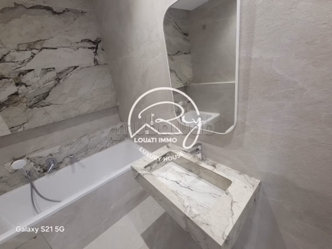 A vendre un Appartement s3 Avec Jardin à La Chotrana 1