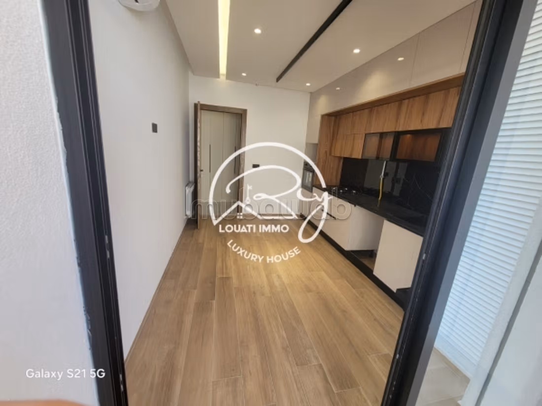A vendre un Appartement s3 Avec Jardin à La Chotrana 1