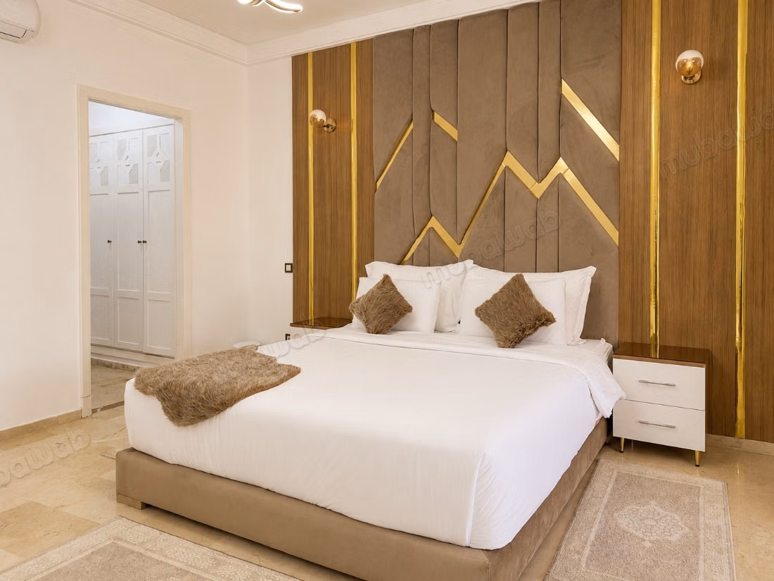 Location saisonnière à Secteur Touristique. Superficie 130 m². Ascenseur et places de parking