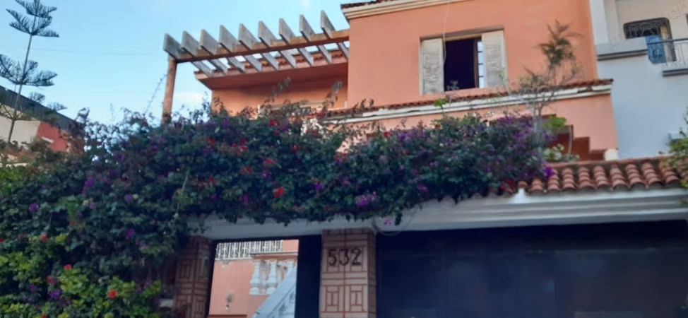Villa 3 façades à vendre – 434 m², excellent emplacement, fort potentiel, Commerce