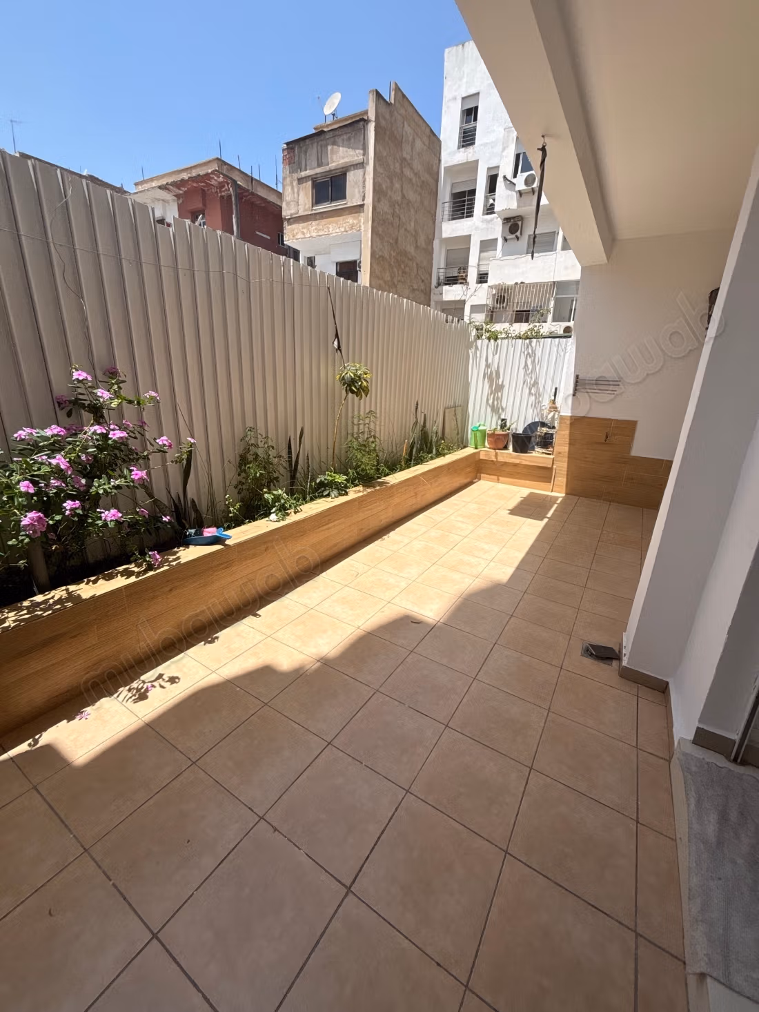 Flat for rent in Mers Sultan. 2 rooms. No Lift, Balcony