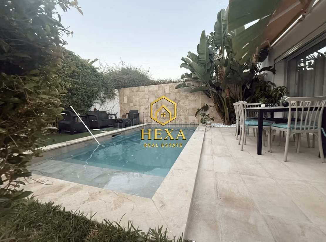 In vendita una villa con piscina a Gammarth