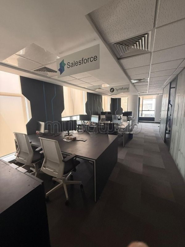Bureaux en location à Casablanca Finance City. 
Surface totale 90 m². 
Jardin et ascenseur