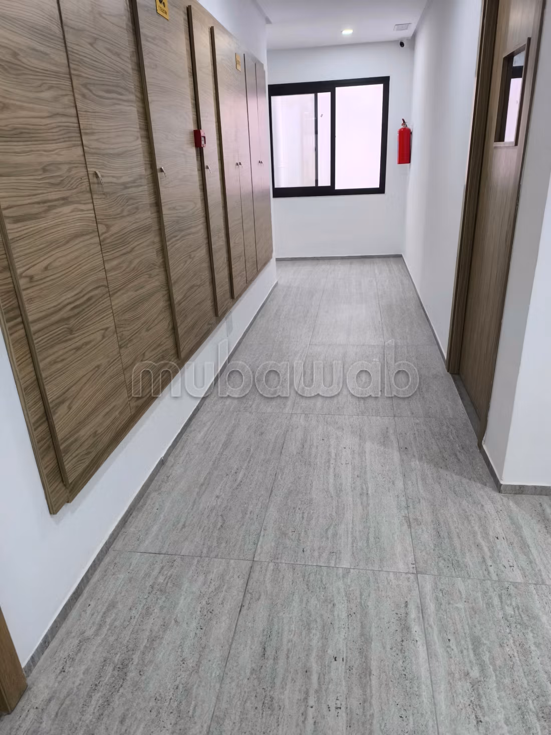 Bureaux en location à Radès. 
Surface totale 59 m². 
Avec ascenseur