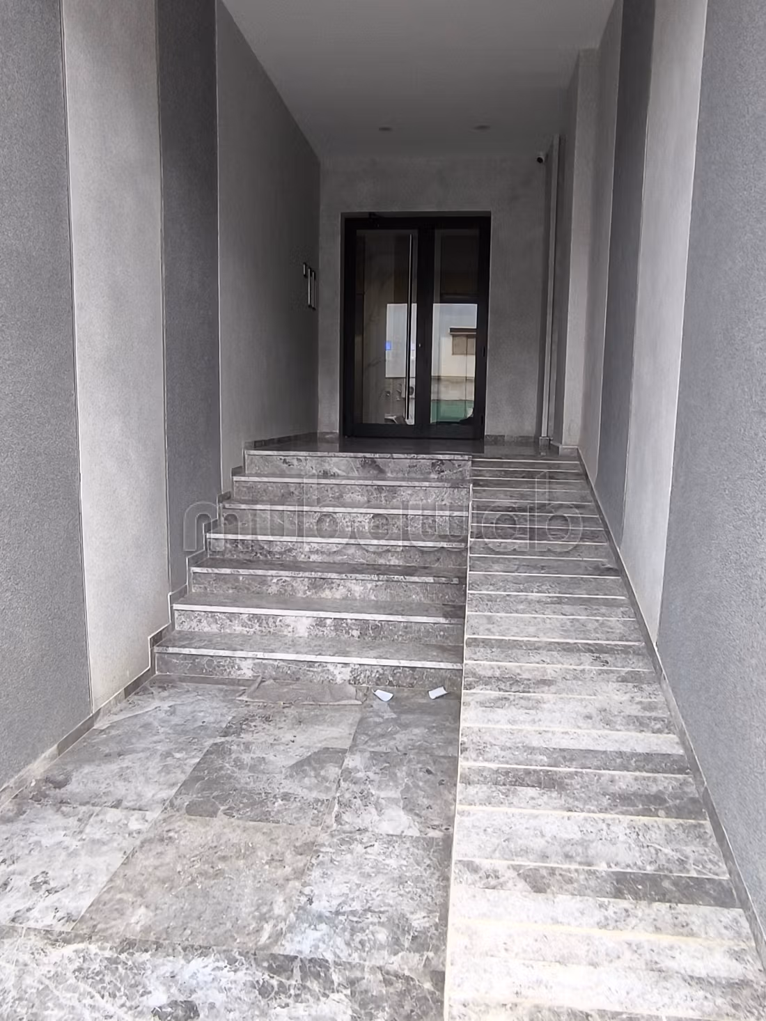 Bureaux en location à Radès. 
Surface totale 59 m². 
Avec ascenseur