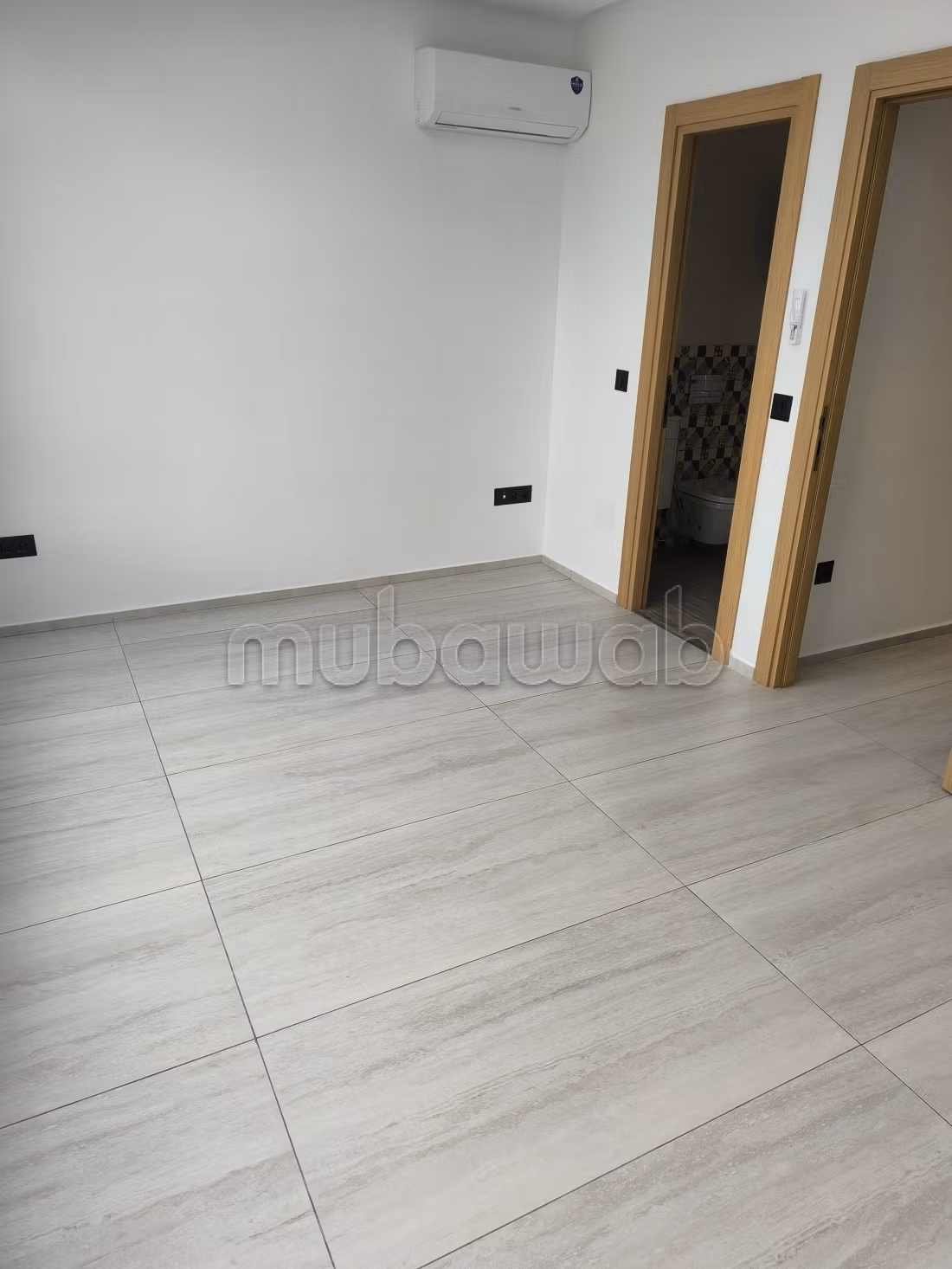 Bureaux en location à Radès. 
Surface totale 59 m². 
Avec ascenseur