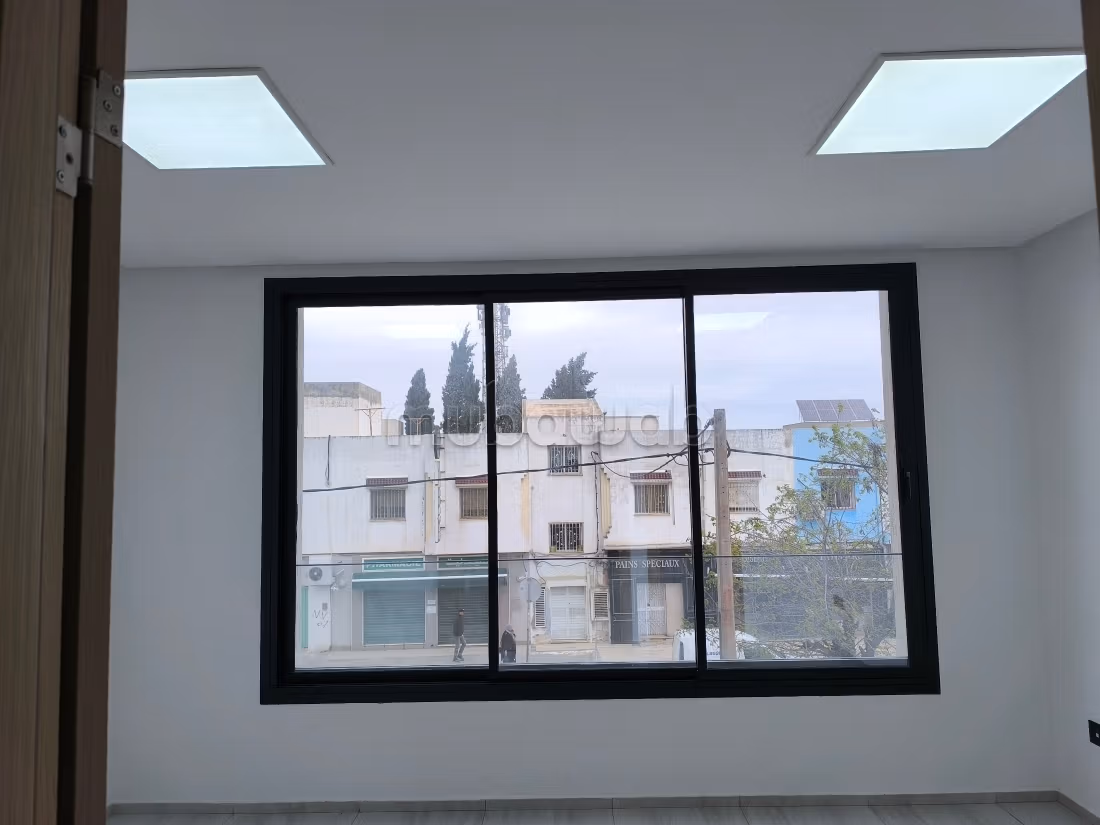 Bureaux en location à Radès. 
Surface totale 59 m². 
Avec ascenseur