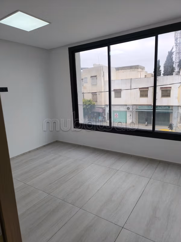 Bureaux en location à Radès. 
Surface totale 59 m². 
Avec ascenseur