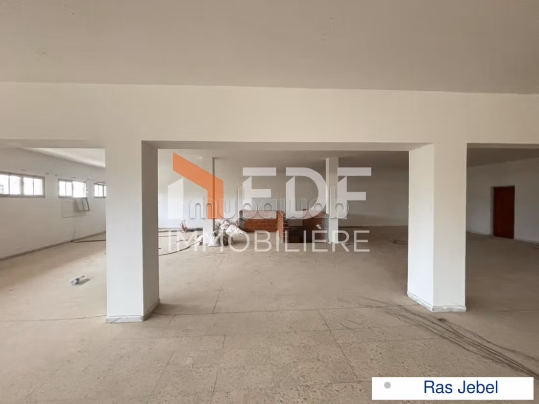 Spazio commerciale di 500m² nel centro di Ras Jebel