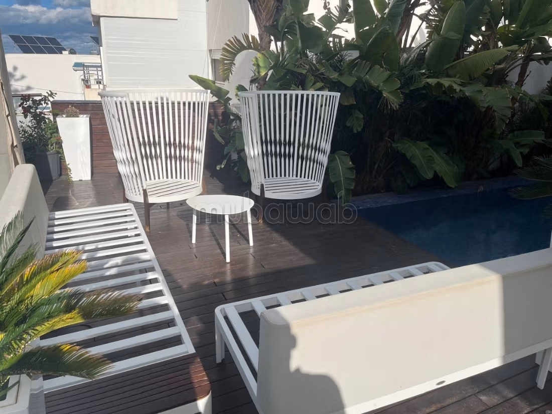 Duplex vue mer avec piscine a debordement à louer à La Marsa. 3 belles suites. Meublé