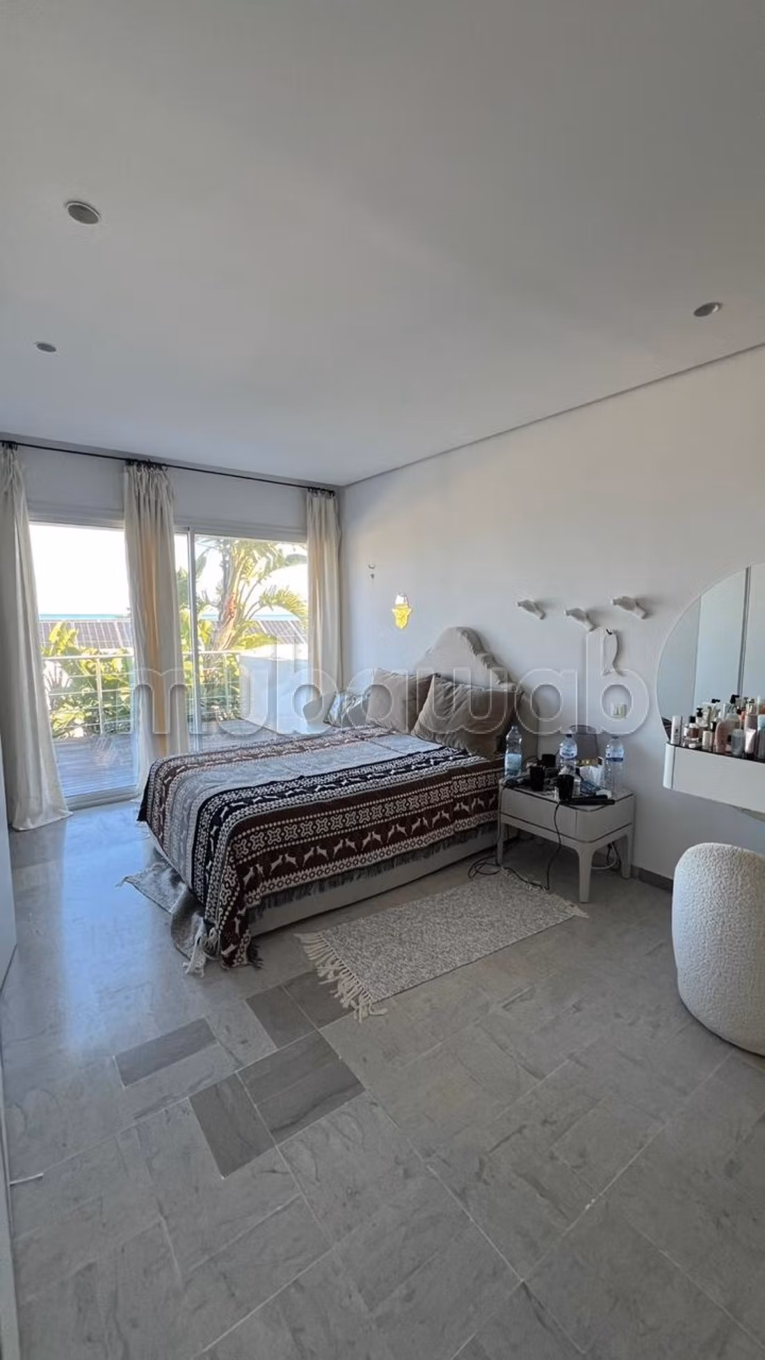 Duplex vue mer avec piscine a debordement à louer à La Marsa. 3 belles suites. Meublé