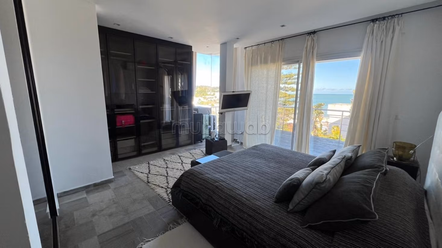 Duplex vue mer avec piscine a debordement à louer à La Marsa. 3 belles suites. Meublé