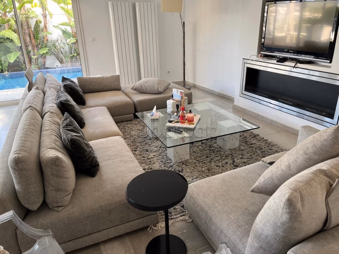 Duplex vue mer avec piscine a debordement à louer à La Marsa. 3 belles suites. Meublé