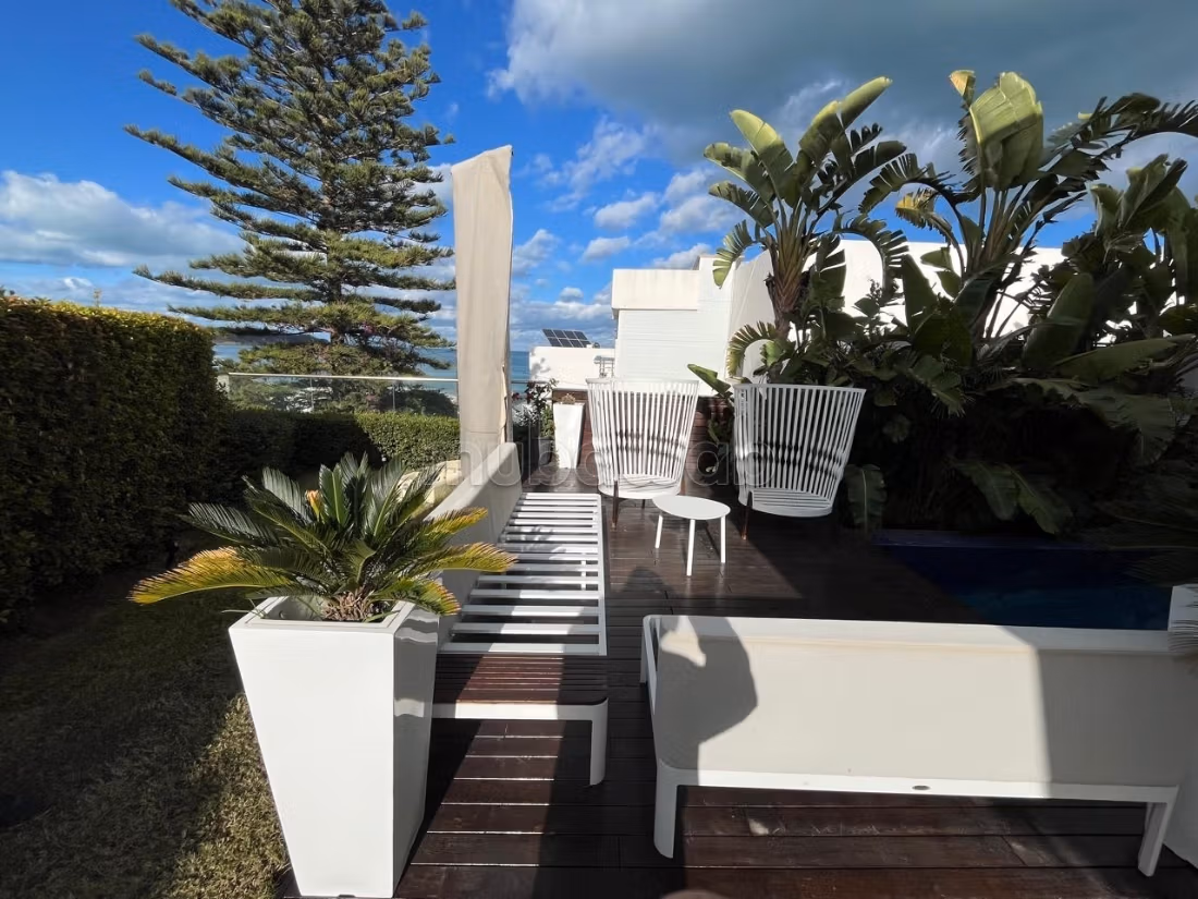 Duplex vue mer avec piscine a debordement à louer à La Marsa. 3 belles suites. Meublé