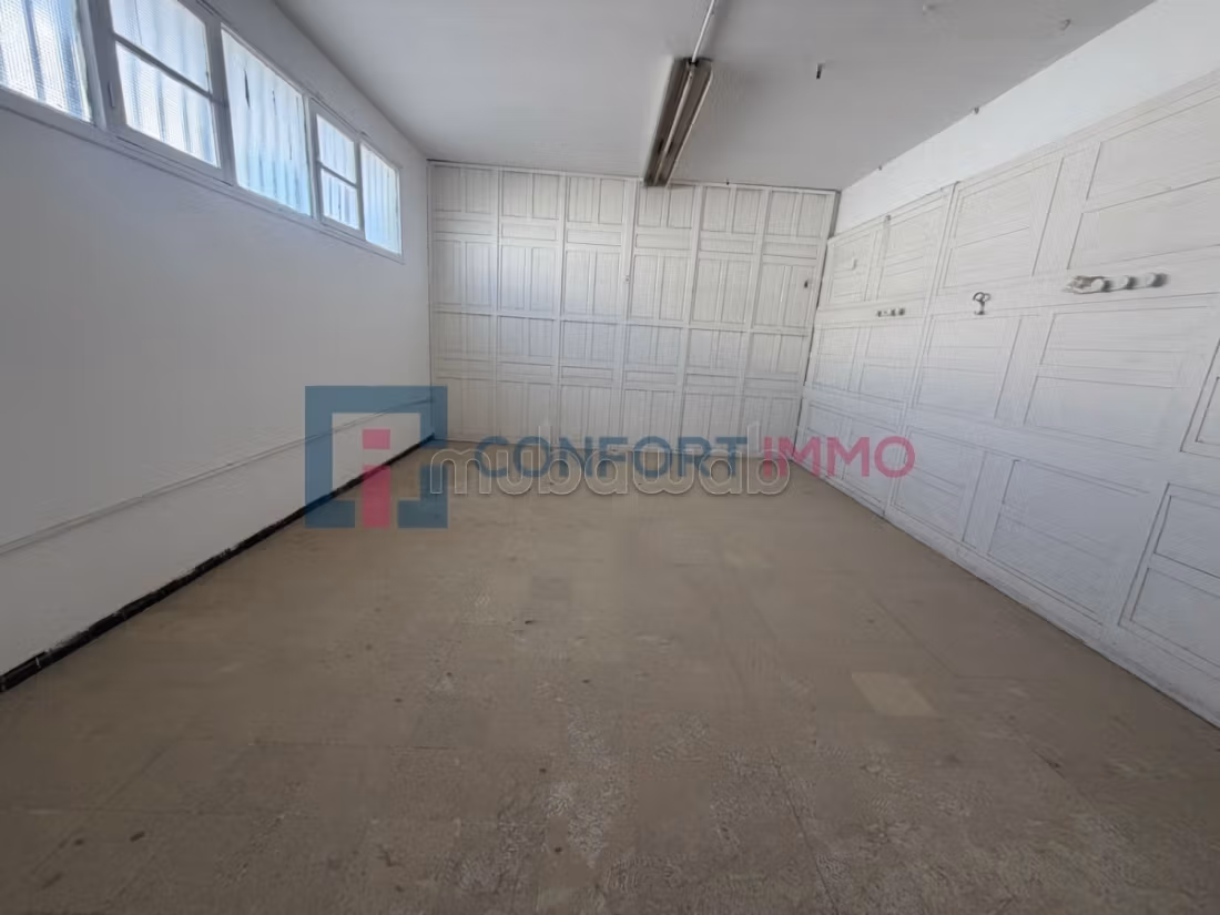 Location dépôt 1 500 m² à Charguia 1