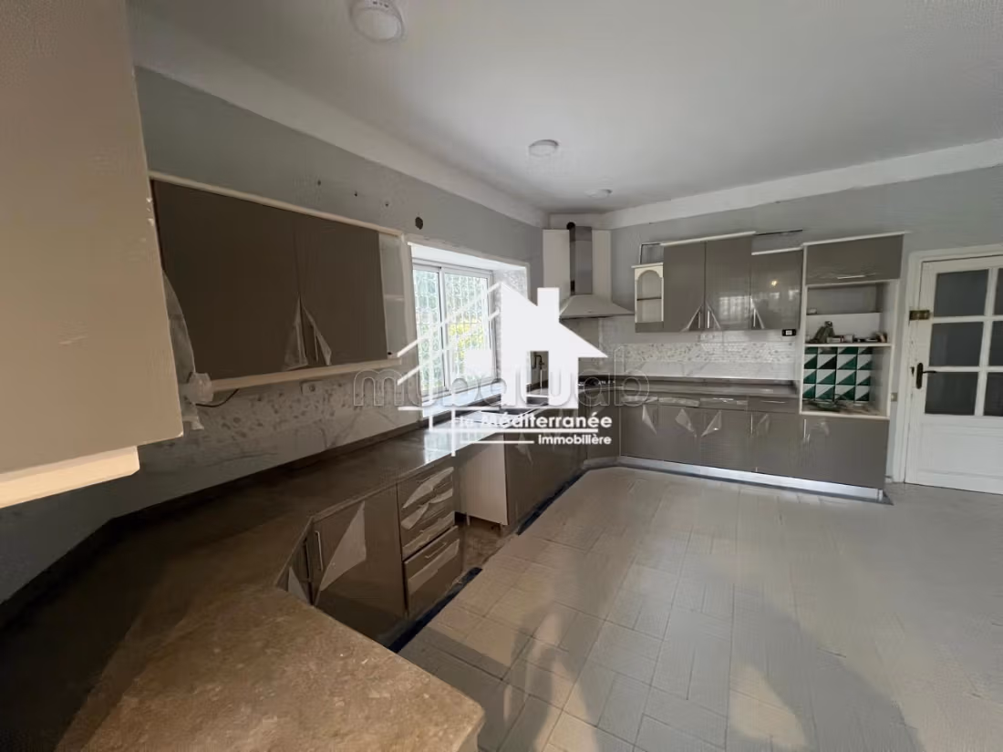 A louer villa S6 avec piscine à la soukra