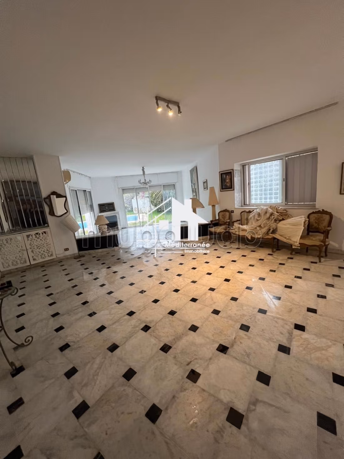 A louer villa S6 avec piscine à la soukra