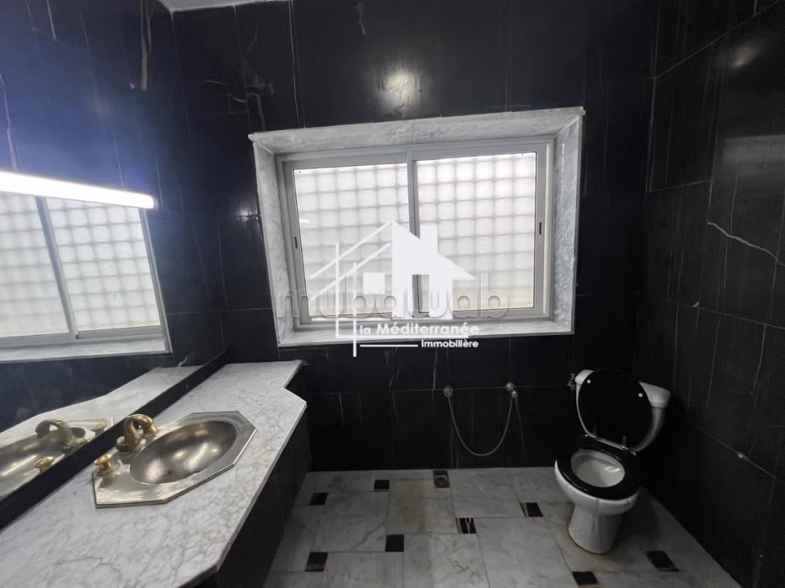 A louer villa S6 avec piscine à la soukra