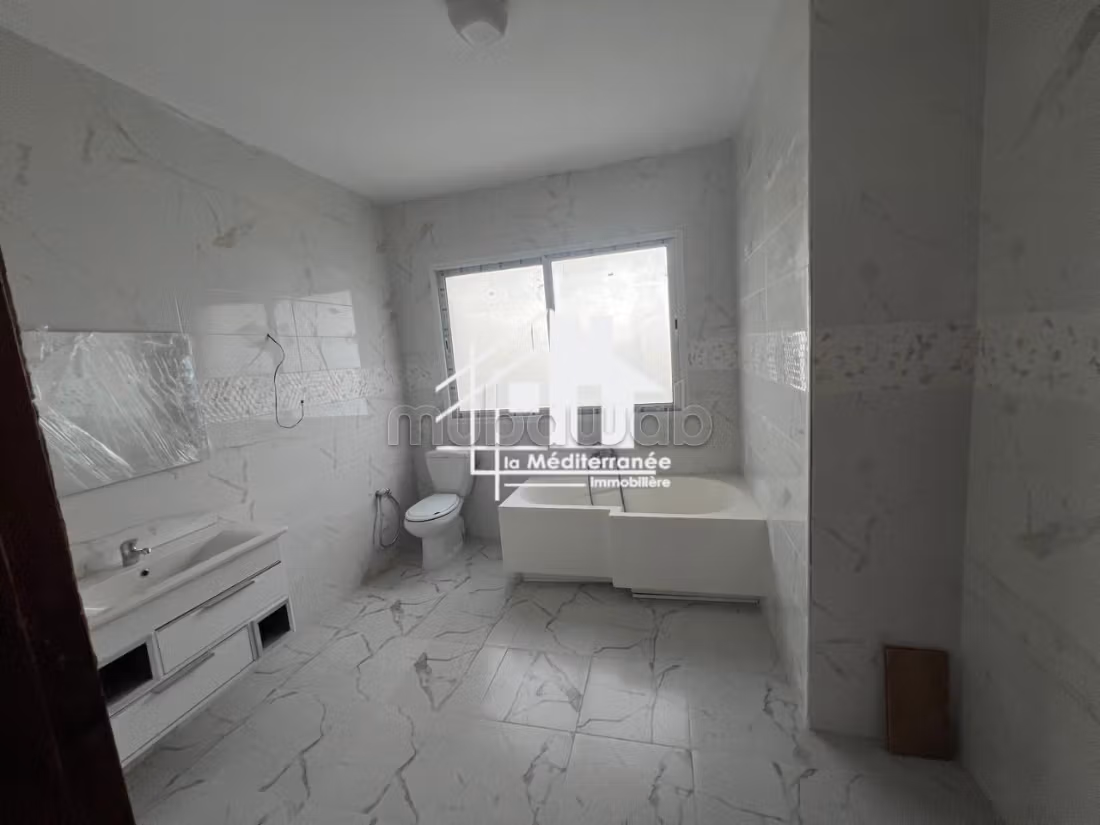 A louer villa S6 avec piscine à la soukra