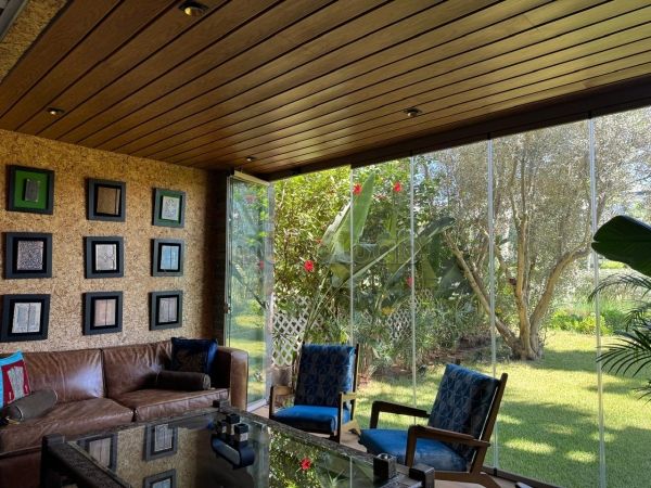 Un grand Rez de Jardin à louer vide sur la ville verte