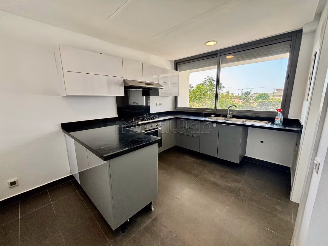 Appartement avec trois chambres à louer bouskoura