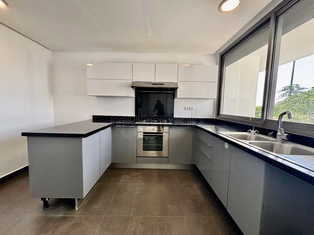Appartement avec trois chambres à louer bouskoura