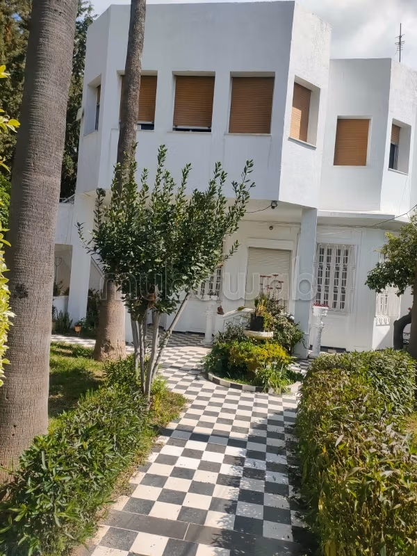 Rental of a villa floor with a large garden