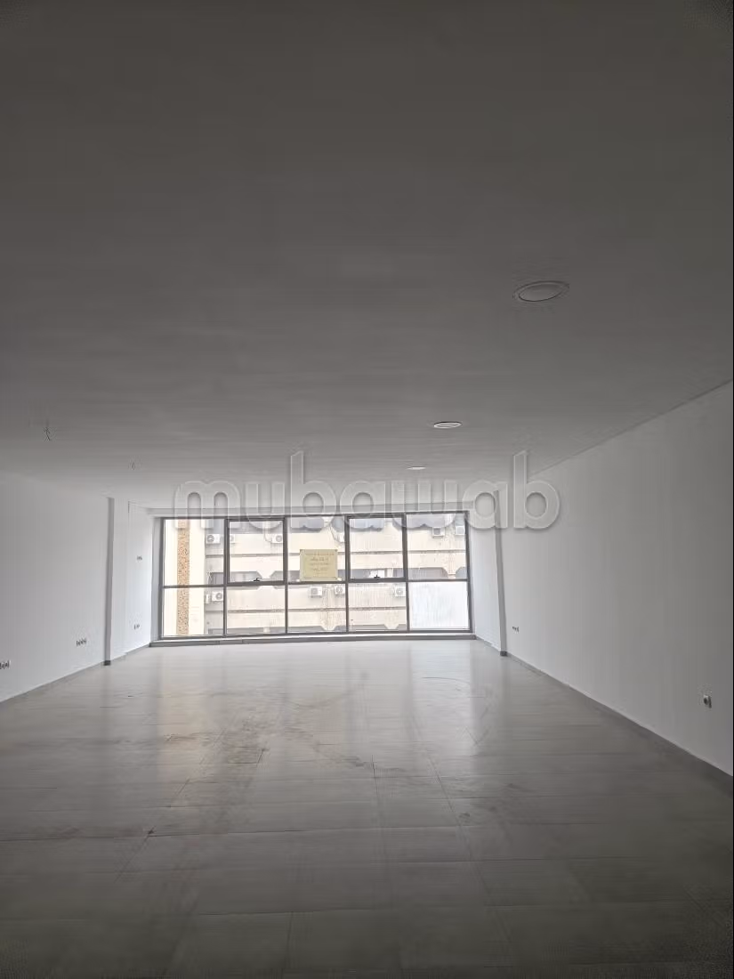 Office for rent on the Royal Army Street. Total area 87 m². Concierge and air conditioning