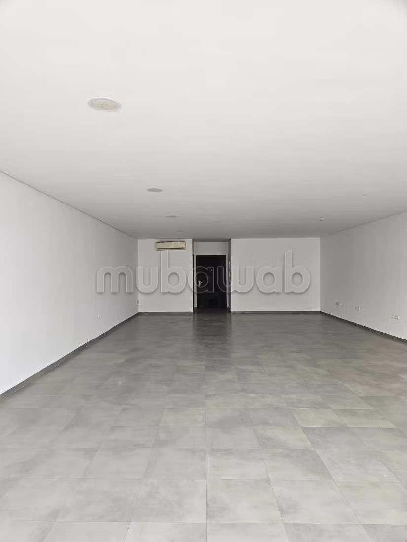 Office for rent on the Royal Army Street. Total area 87 m². Concierge and air conditioning