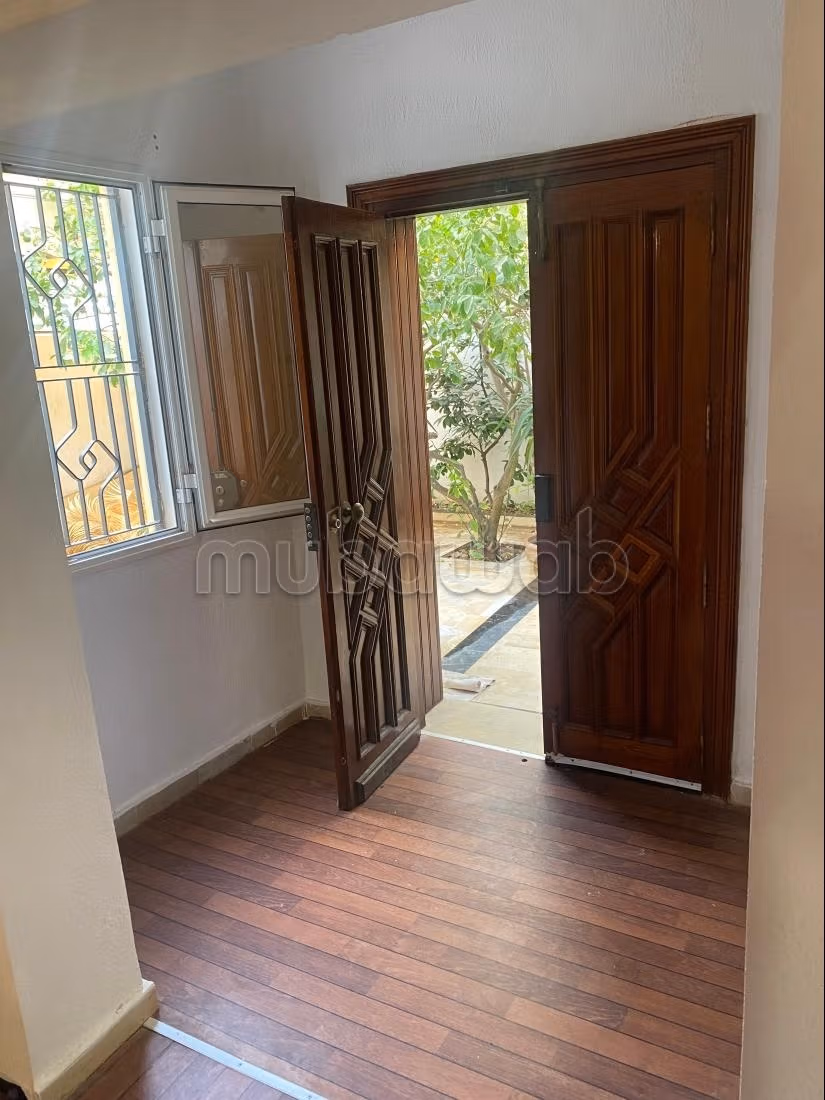 Vente maison à Cité El Khalil. 5 belles chambres. Système de parabole et résidence sécurisée