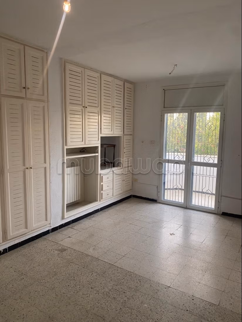 Vente maison à Cité El Khalil. 5 belles chambres. Système de parabole et résidence sécurisée
