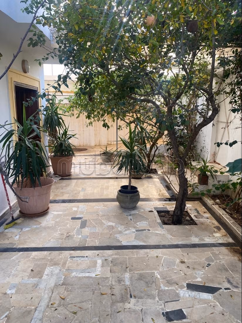 Vente maison à Cité El Khalil. 5 belles chambres. Système de parabole et résidence sécurisée