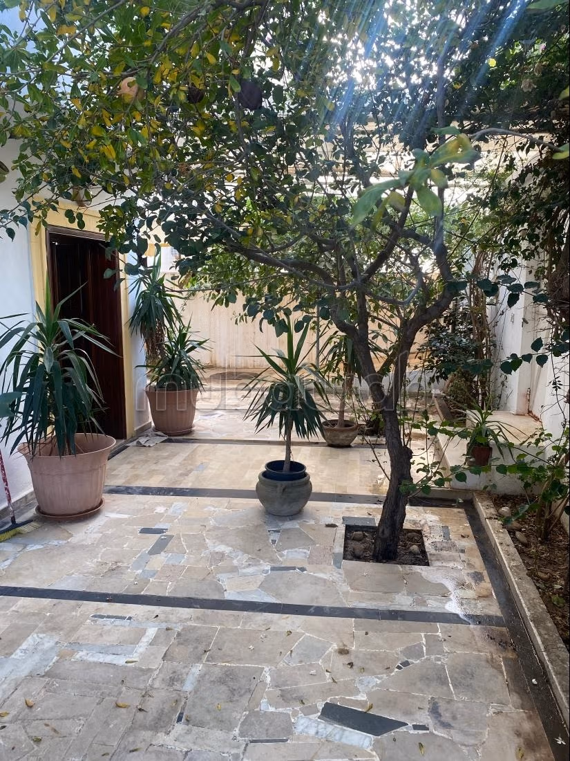 Vente maison à Cité El Khalil. 5 belles chambres. Système de parabole et résidence sécurisée
