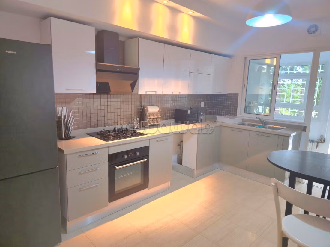 Sell apartment in La Marsa. 3 lovely rooms. Ample storage space