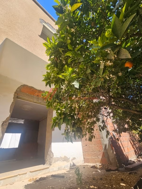 In vendita una villa incompleta a Khezama Ovest