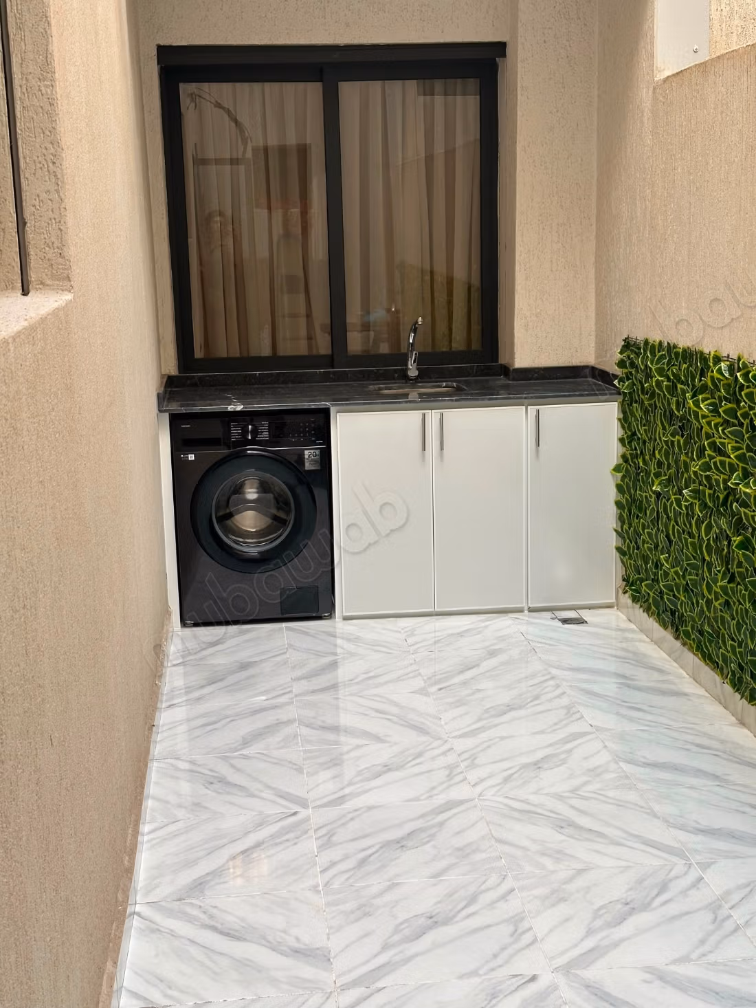 Louez cet appartement à Hay Hassani. Surface de 96 m². Concierge et climatisation