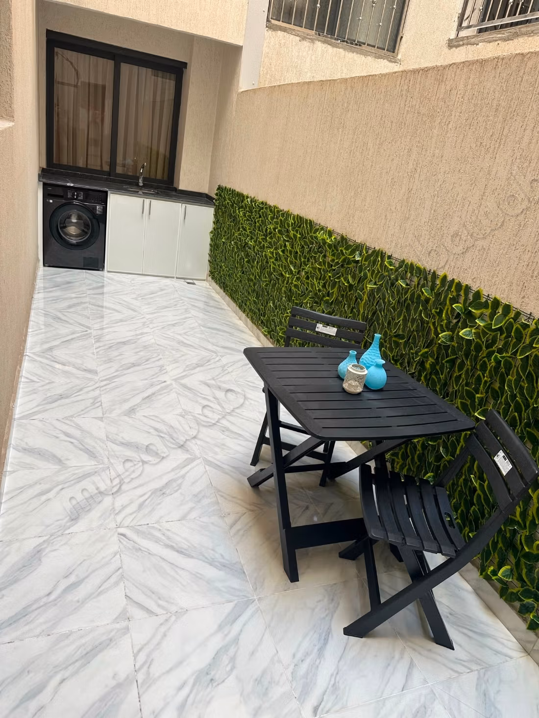 Louez cet appartement à Hay Hassani. Surface de 96 m². Concierge et climatisation