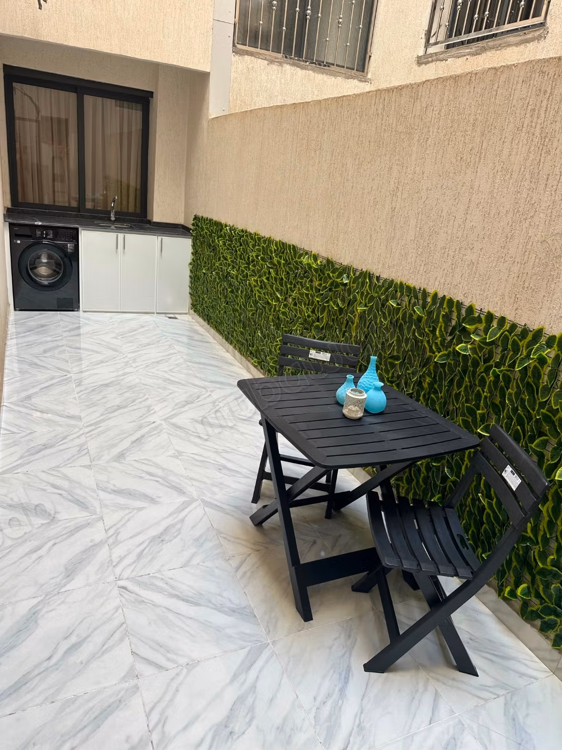 Louez cet appartement à Hay Hassani. Surface de 96 m². Concierge et climatisation