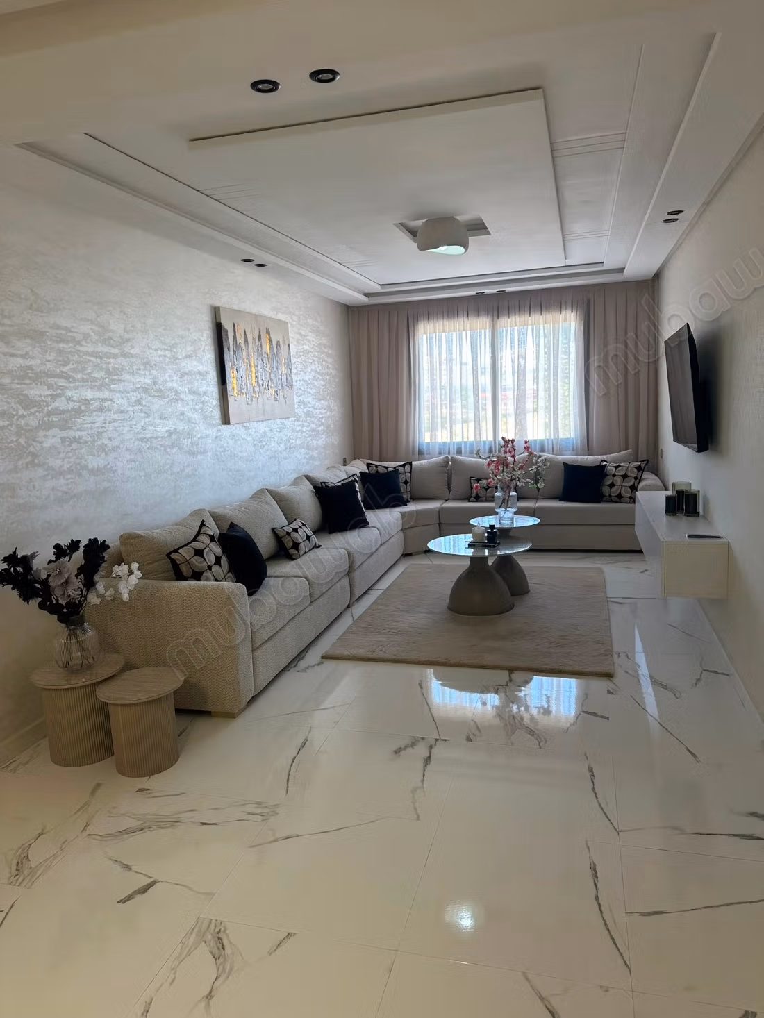 Louez cet appartement à Hay Hassani. Surface de 96 m². Concierge et climatisation