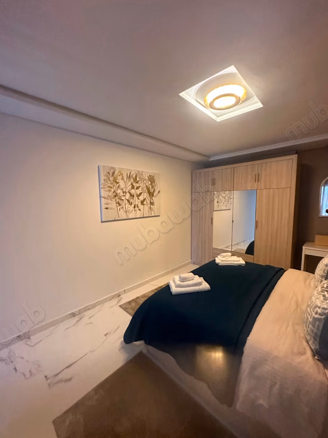 Louez cet appartement à Hay Hassani. Surface de 96 m². Concierge et climatisation